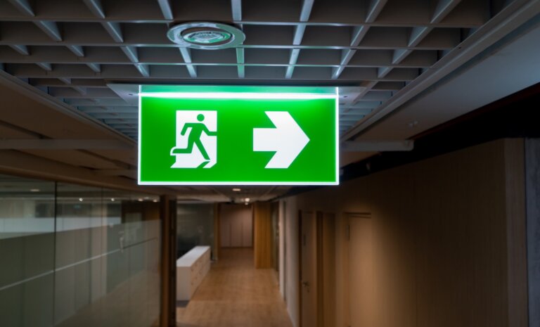 Dlaczego regularne kontrole systemów oświetlenia są kluczowe dla bezpieczeństwa osób w obiekcie?