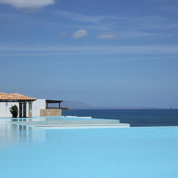 Chlor do basenu – jak dozować prawidłowo, by woda była czysta i bezpieczna bez podrażnień skóry