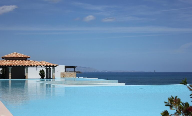 Chlor do basenu – jak dozować prawidłowo, by woda była czysta i bezpieczna bez podrażnień skóry