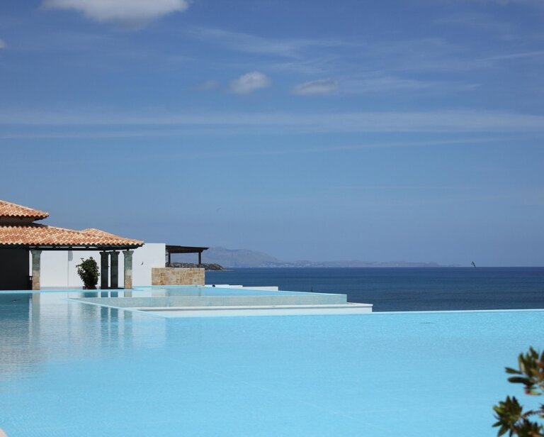 Chlor do basenu – jak dozować prawidłowo, by woda była czysta i bezpieczna bez podrażnień skóry