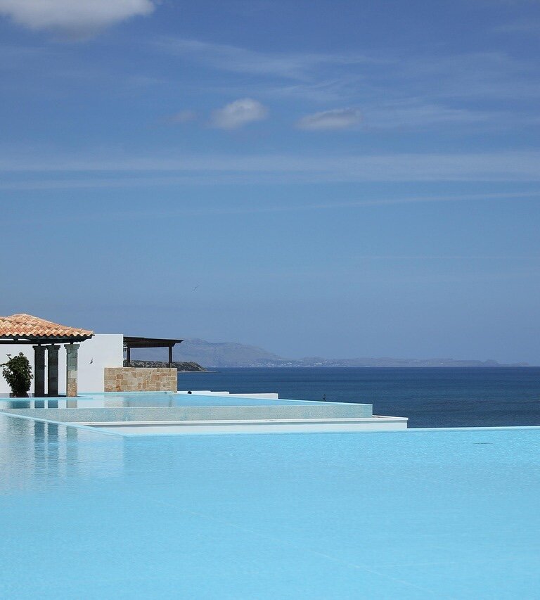 Chlor do basenu – jak dozować prawidłowo, by woda była czysta i bezpieczna bez podrażnień skóry