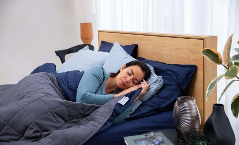 Ciepła kołdra jako element terapii sezonowej – jak wspomaga radzenie sobie z zimowym spadkiem nastroju?