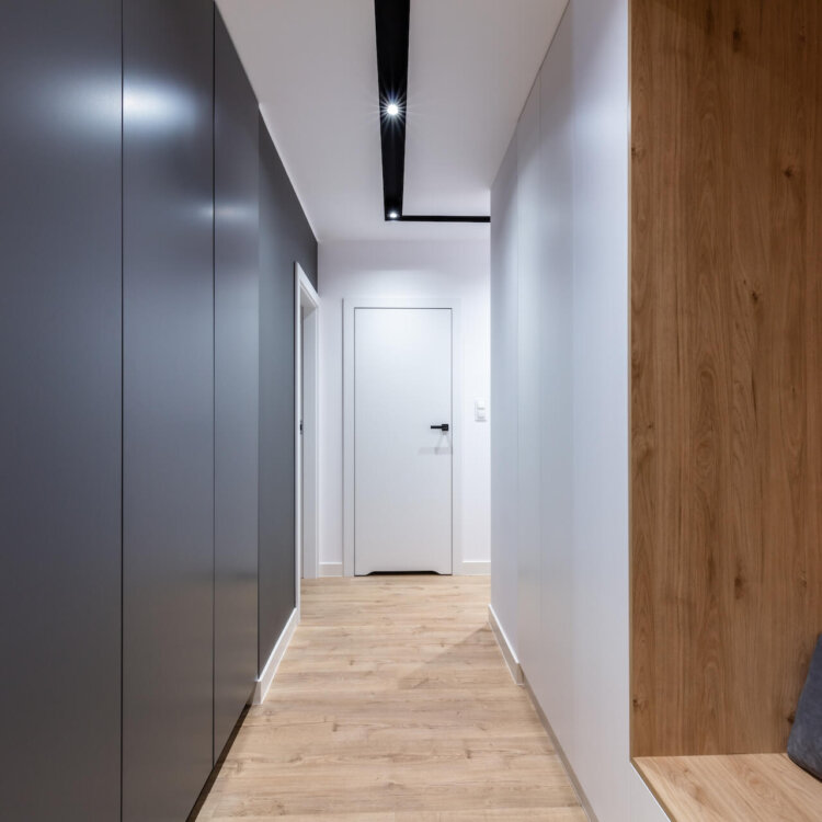 Korytarz w domu jednorodzinnym – aranżacje. Modne i praktyczne pomysły