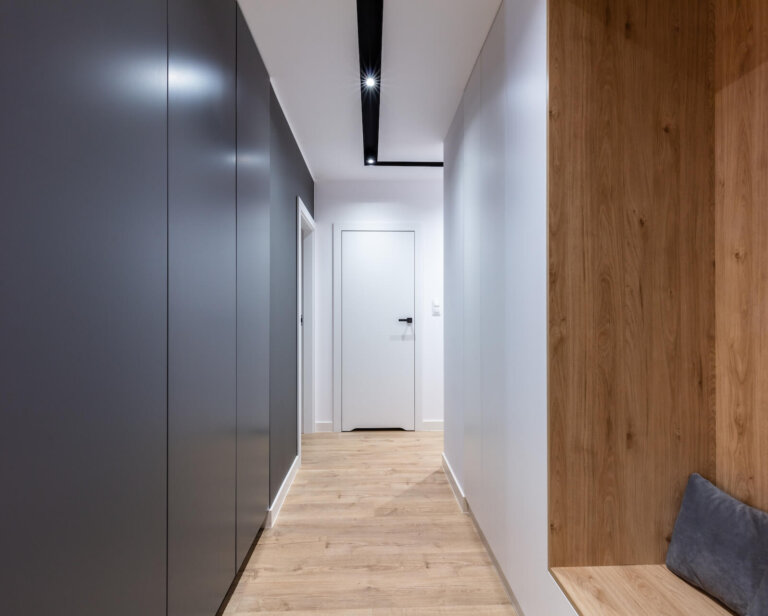 Korytarz w domu jednorodzinnym – aranżacje. Modne i praktyczne pomysły