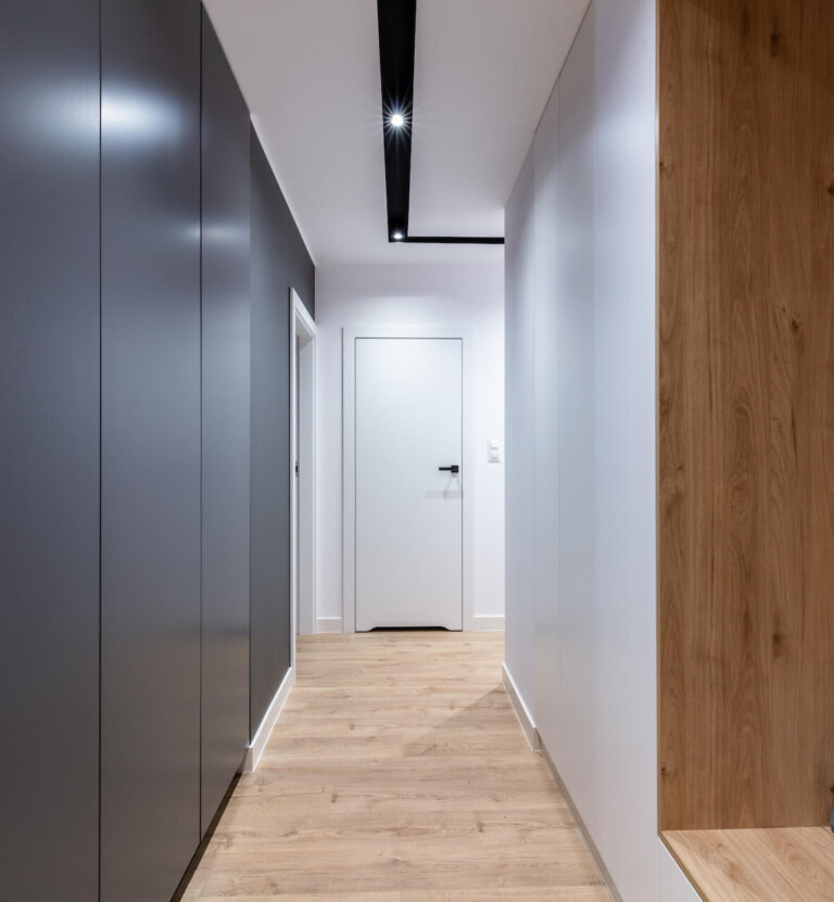 Korytarz w domu jednorodzinnym – aranżacje. Modne i praktyczne pomysły