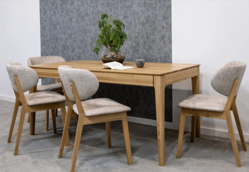 stół drewniany z czterema krzesłami prosty stół z drewna z czterema krzesłami