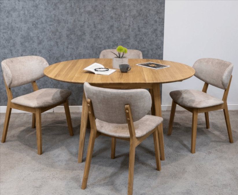 stół z drewna na nogach z krzesłami półokrągły stół z drewna z czterema krzesłami