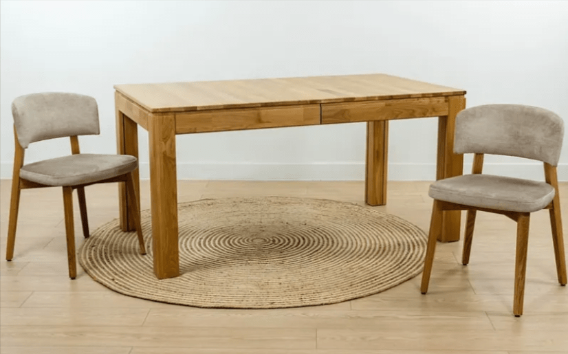 stół drewniany z dwoma krzesłami z szarą tapicerką stół z drewna z krzesłami na okrągłym dywanie