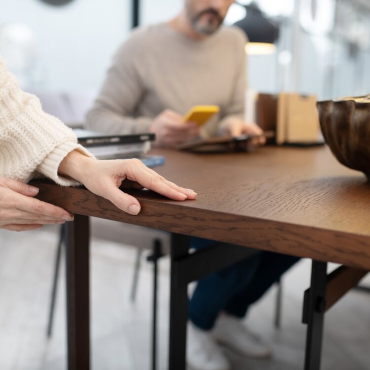 Stół rozkładany – jak sprytnie ugościć 12 osób w niewielkim mieszkaniu!