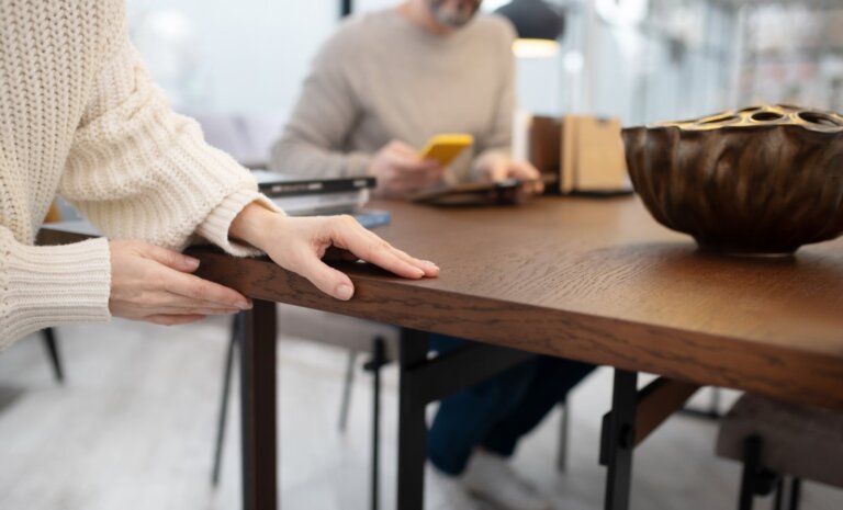 Stół rozkładany – jak sprytnie ugościć 12 osób w niewielkim mieszkaniu!