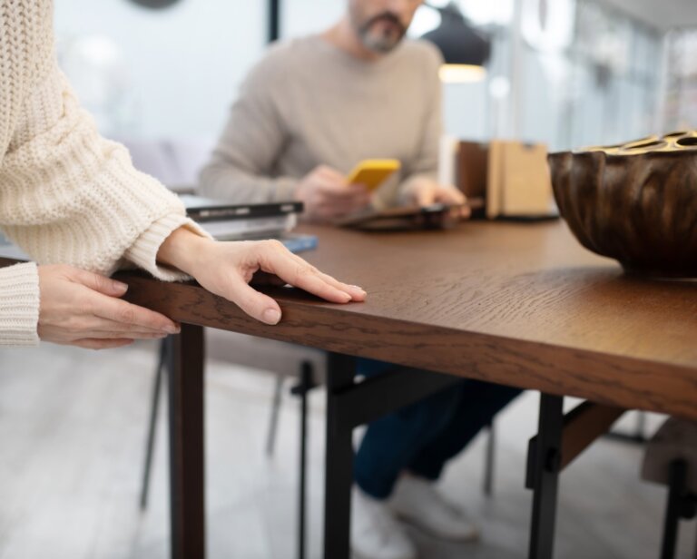 Stół rozkładany – jak sprytnie ugościć 12 osób w niewielkim mieszkaniu!
