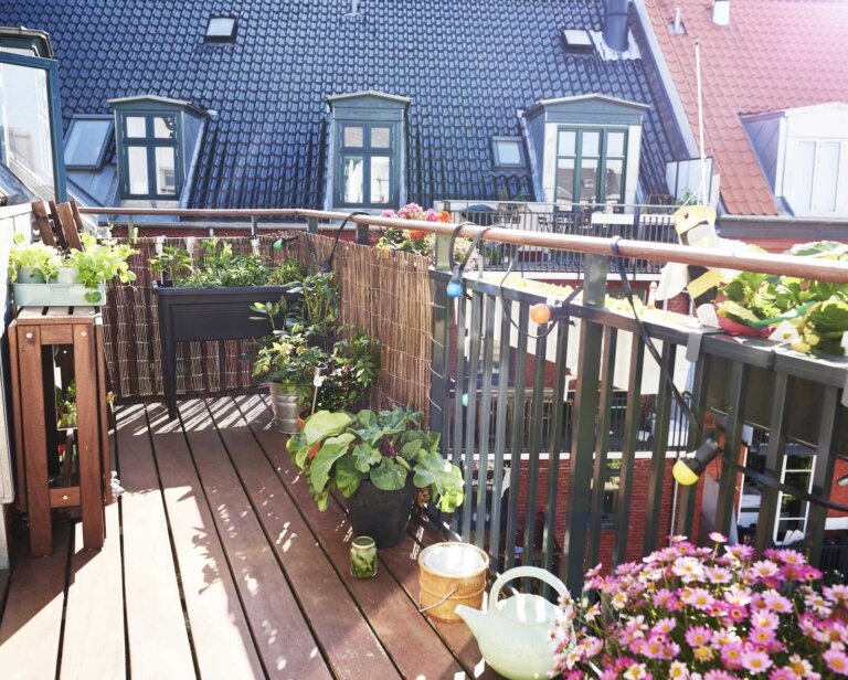 Szybka metamorfoza balkonu w jeden weekend: dlaczego warto postawić na podesty tarasowe?