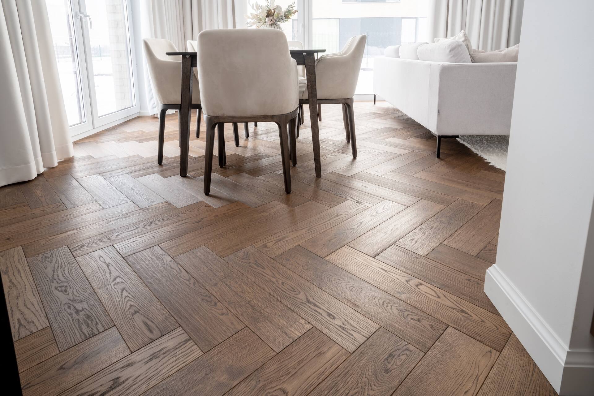 Jak podłoga drewniana wpływa na optyczne powiększenie wnętrza?