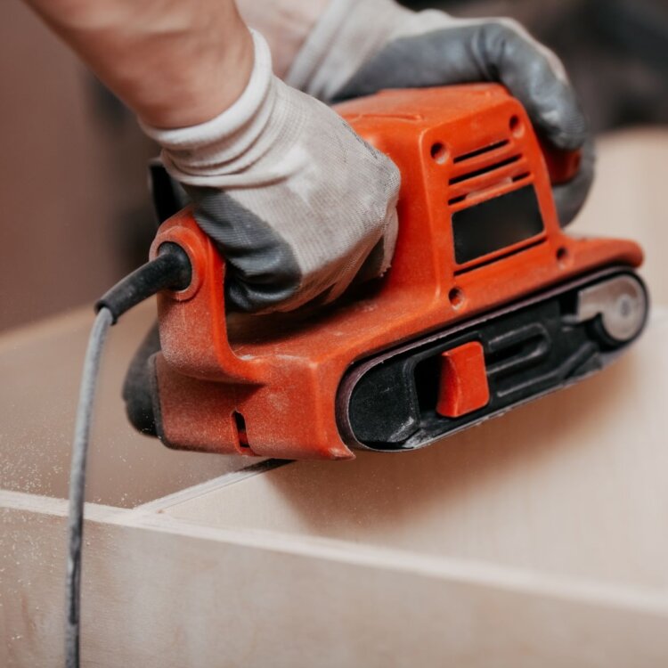 Jak zwiększyć precyzję cięć dzięki szlifierce taśmowej?