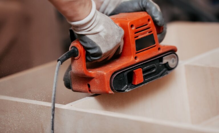 Jak zwiększyć precyzję cięć dzięki szlifierce taśmowej?