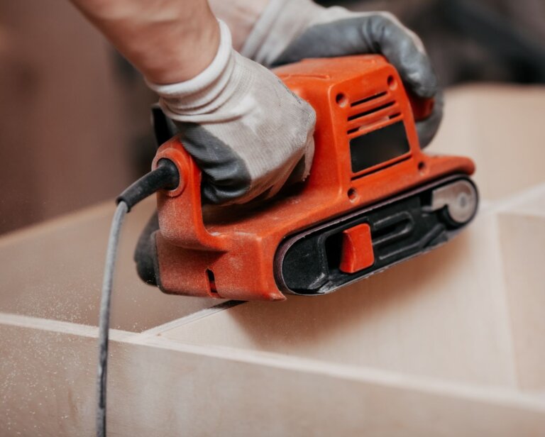 Jak zwiększyć precyzję cięć dzięki szlifierce taśmowej?