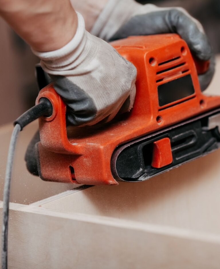 Jak zwiększyć precyzję cięć dzięki szlifierce taśmowej?