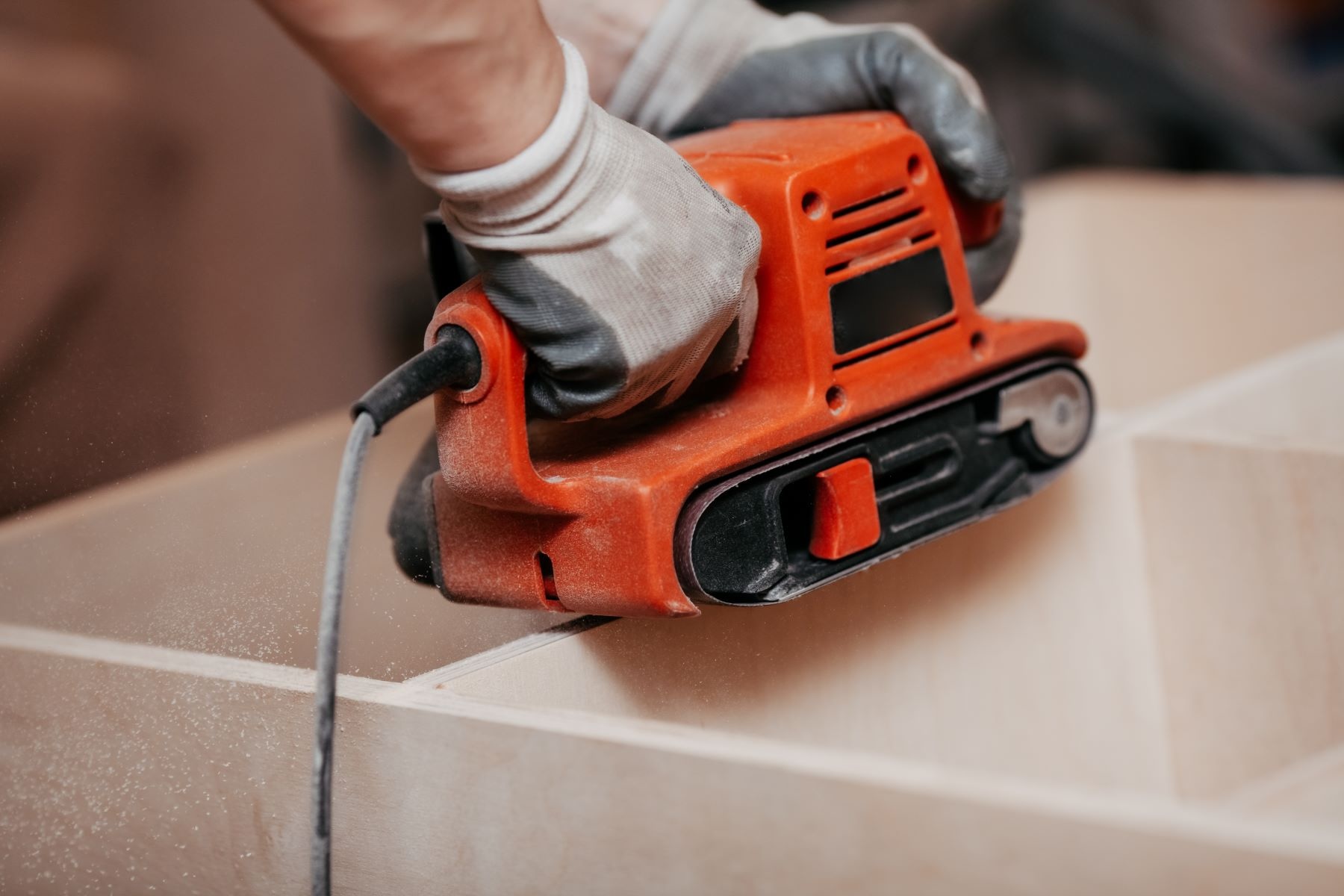 Jak zwiększyć precyzję cięć dzięki szlifierce taśmowej?