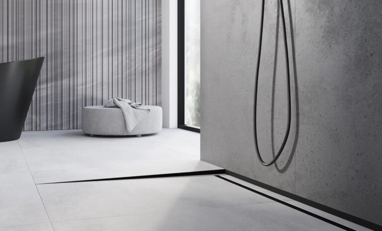 Jakie płytki do łazienki wybrać do małej i dużej przestrzeni? Funkcjonalne i estetyczne rozwiązania