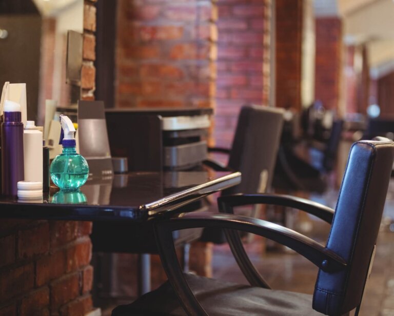 Jak urządzić salon fryzjerski w stylu loft?