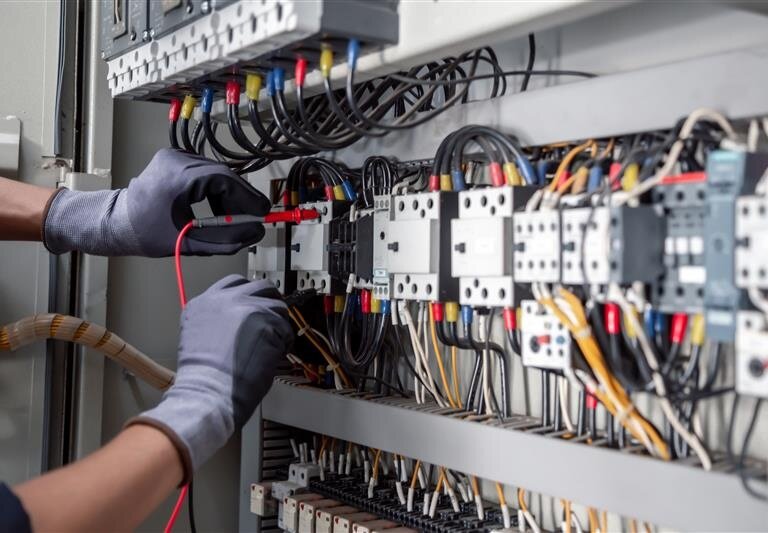 Schemat rozdzielnicy 3-fazowej – jak podłączyć poprawnie?