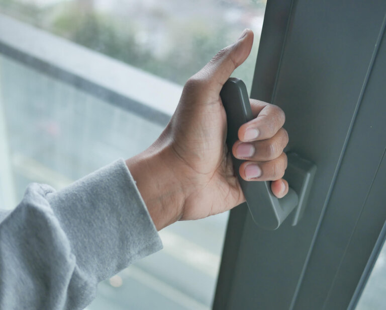 Jak wyregulować okno balkonowe? Poradnik