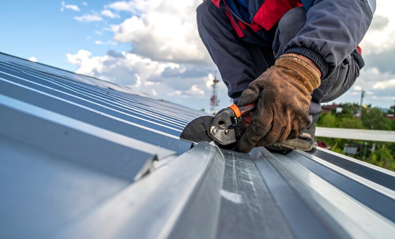 Jak dobrać grubość i profil blachy trapezowej do rodzaju dachu?