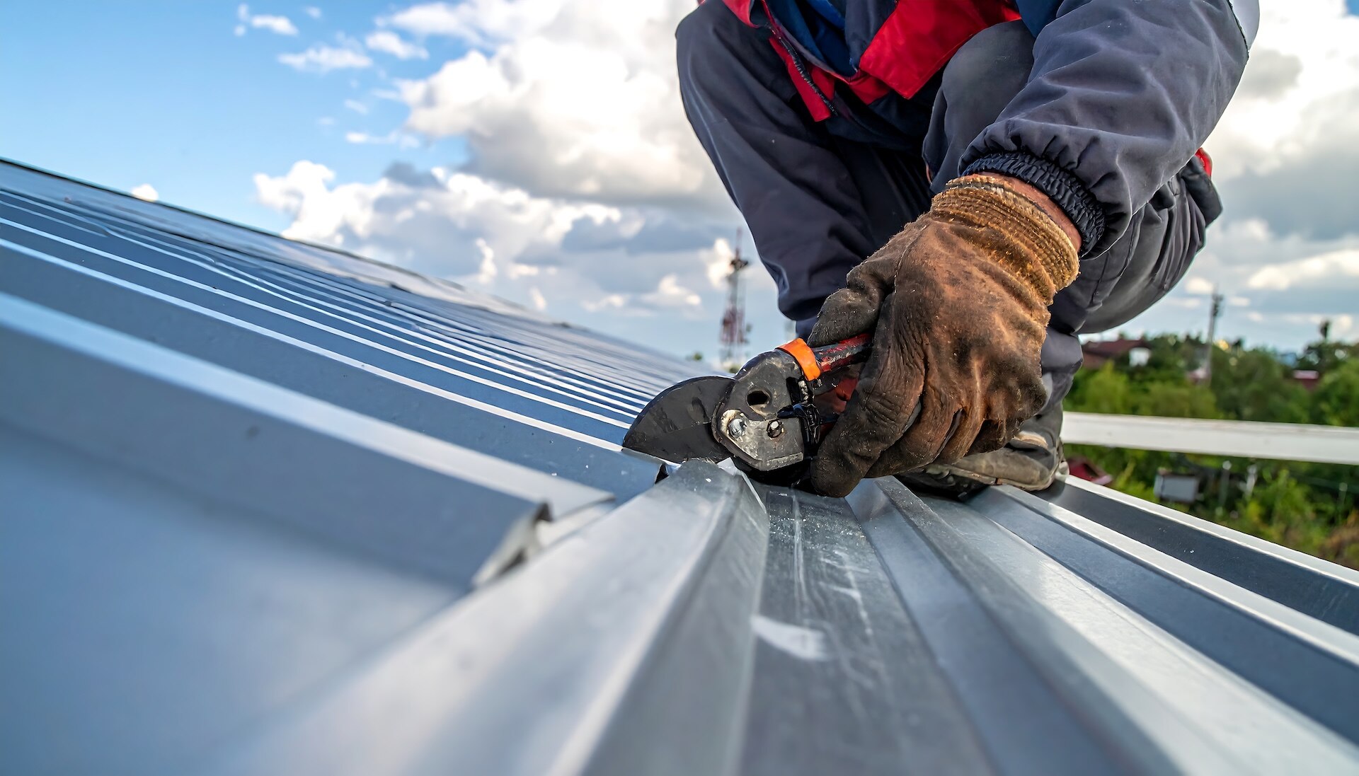 Jak dobrać grubość i profil blachy trapezowej do rodzaju dachu?