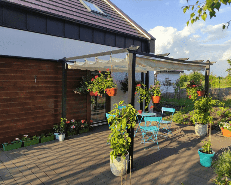 Pergole tarasowe — jak wybrać, zamontować i cieszyć się tarasem przez cały sezon