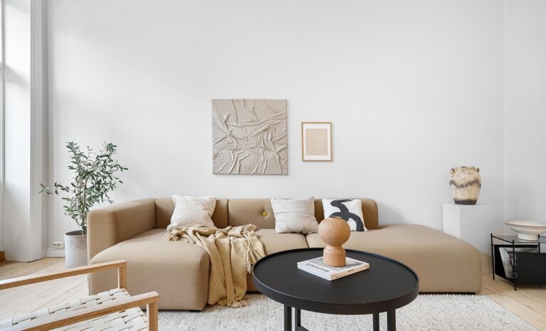 Małe mieszkanie, wielkie możliwości — jak urządzić salon, który naprawdę pracuje na Ciebie?