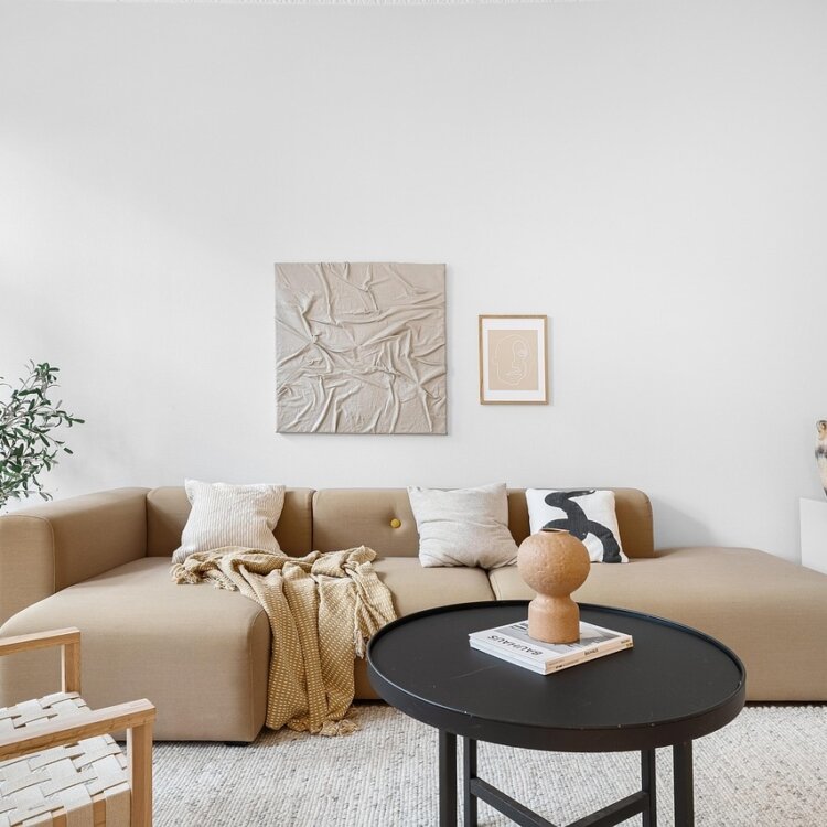 Salon w dzień, sypialnia w nocy – jak wybrać narożnik z funkcją spania do nowoczesnego wnętrza