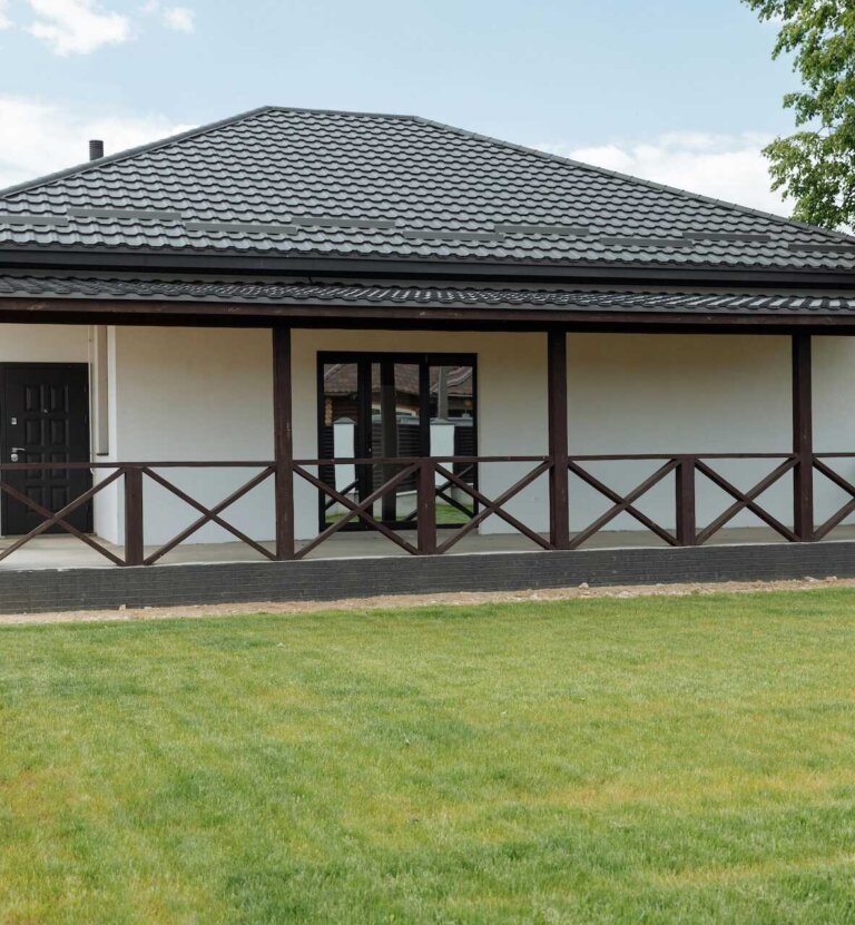 Nowoczesna elegancja na dachu. Dlaczego hiszpańska ceramika to inwestycja na lata?