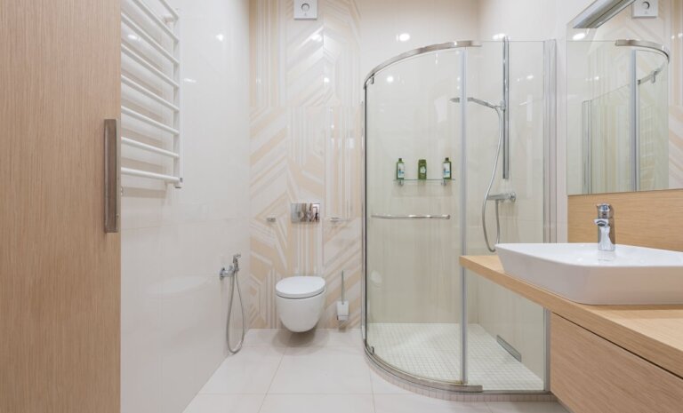 Prysznic narożny – jak oszczędzić miejsce, nie rezygnując z komfortu kąpieli?