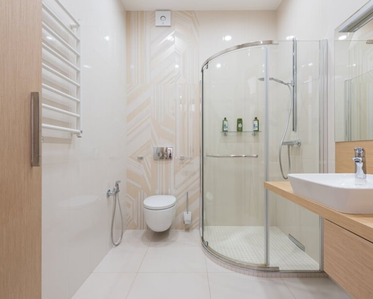 Prysznic narożny – jak oszczędzić miejsce, nie rezygnując z komfortu kąpieli?