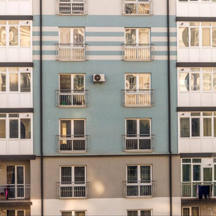 Czy warto stosować nawiewniki w budynkach wielorodzinnych?