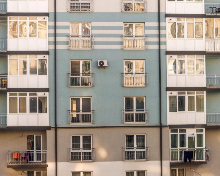 Czy warto stosować nawiewniki w budynkach wielorodzinnych?