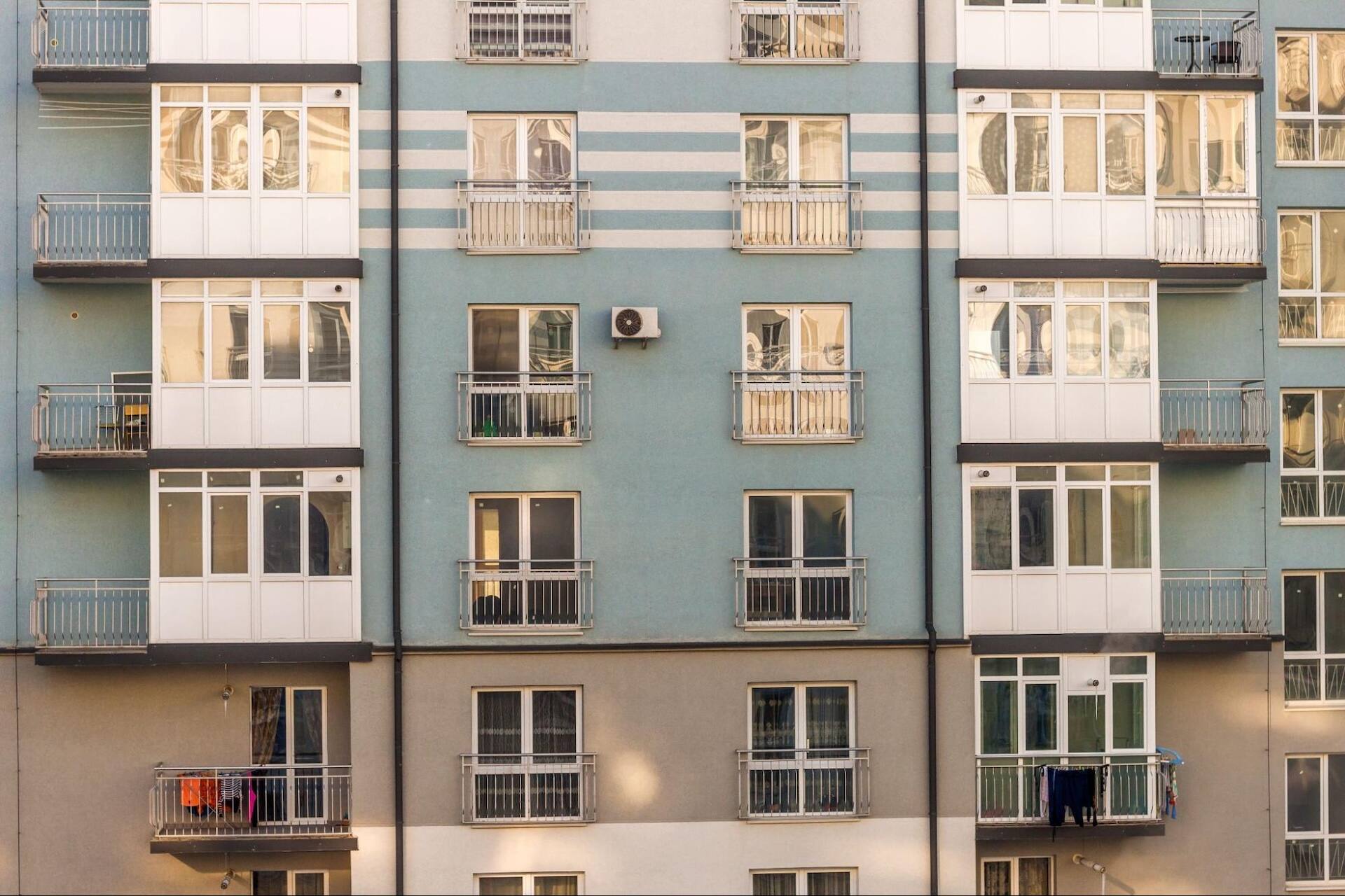 Czy warto stosować nawiewniki w budynkach wielorodzinnych?