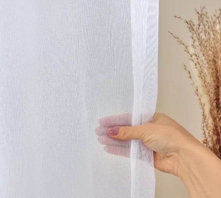 Firany do salonu – jakie rozwiązania sprawdzą się w nowoczesnych aranżacjach?