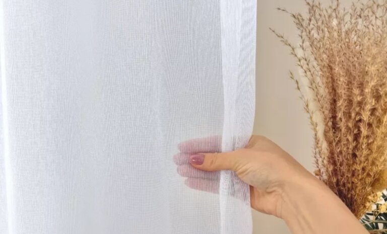 Firany do salonu – jakie rozwiązania sprawdzą się w nowoczesnych aranżacjach?