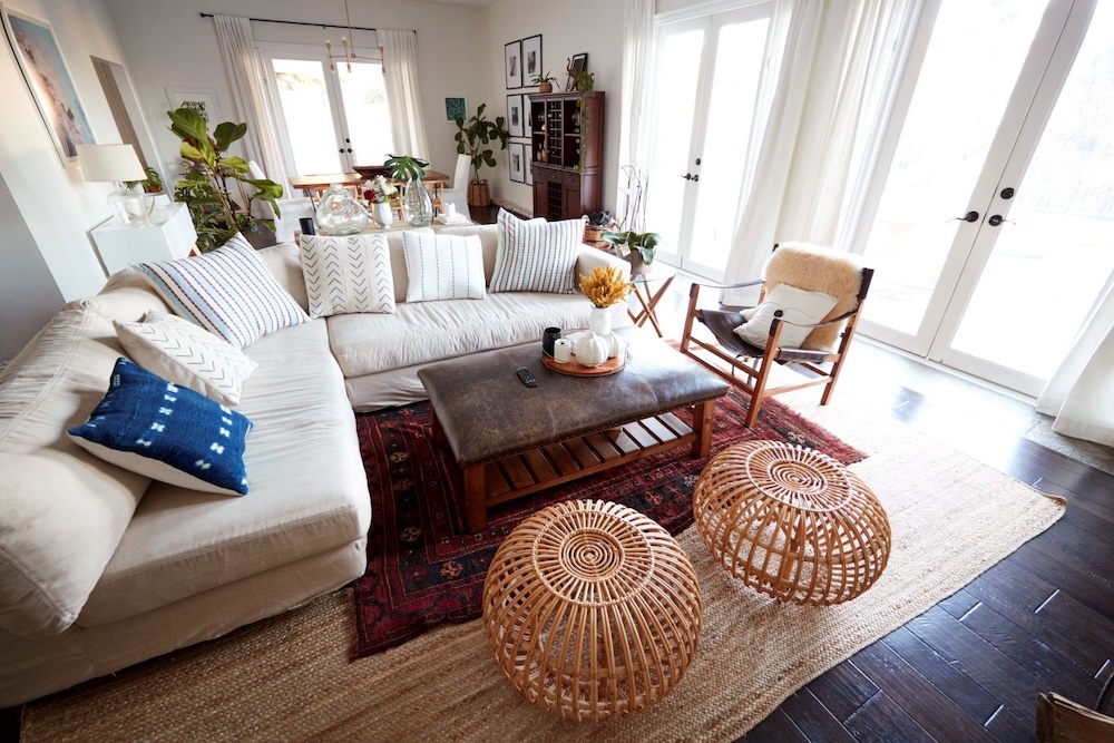 plytki-trawertyn-w-salonie-boho salon boho z płytkami trawertyn