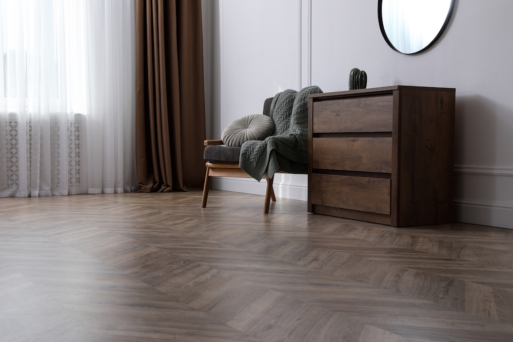 Modern living room with parquet flooring and stylish furniture podłoga pcv w salonie