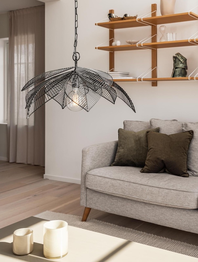druciana lampa industrialna w salonie 